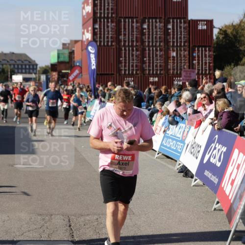 03.10.2025 - Köhlbrandbrückenlauf Jannik Wohlers http://msf.ph/oto/9097430 03.10.2025 13:21:17 Ziel 4363, 4379, 4393, 4601, 4749, 4838, 4846, 5265, 5450, 5618, 5746, 5873, 5878, 5882, 5883, 6262, 6602, 6675, 6676, 6679, 6756 meine-sportfotos.de