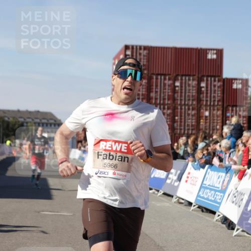 03.10.2025 - Köhlbrandbrückenlauf Jannik Wohlers http://msf.ph/oto/9097435 03.10.2025 12:55:59 Ziel 5966, 6480, 6778 meine-sportfotos.de