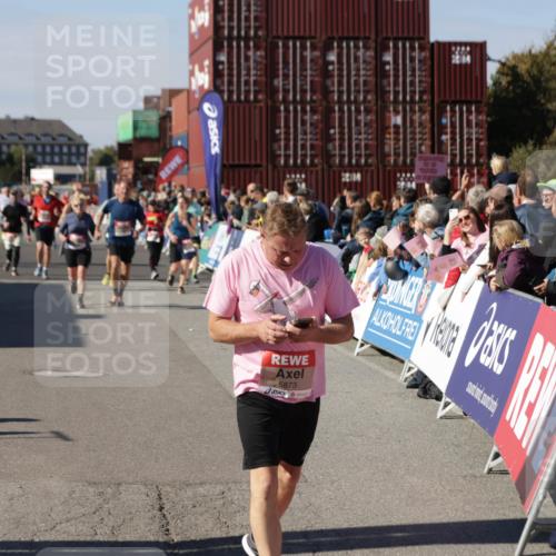 03.10.2025 - Köhlbrandbrückenlauf Jannik Wohlers http://msf.ph/oto/9097440 03.10.2025 13:21:17 Ziel 4363, 4379, 4393, 4601, 4749, 4838, 4846, 5265, 5450, 5618, 5746, 5873, 5878, 5882, 5883, 6262, 6602, 6675, 6676, 6679, 6756 meine-sportfotos.de