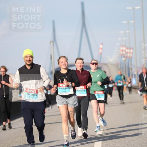 03.10.2025 - Köhlbrandbrückenlauf Jannik Wohlers http://msf.ph/oto/9097441 03.10.2025 10:16:03 Position 3 1729, 2558, 1982 meine-sportfotos.de