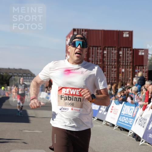 03.10.2025 - Köhlbrandbrückenlauf Jannik Wohlers http://msf.ph/oto/9097444 03.10.2025 12:55:59 Ziel 5966, 6480, 6778 meine-sportfotos.de