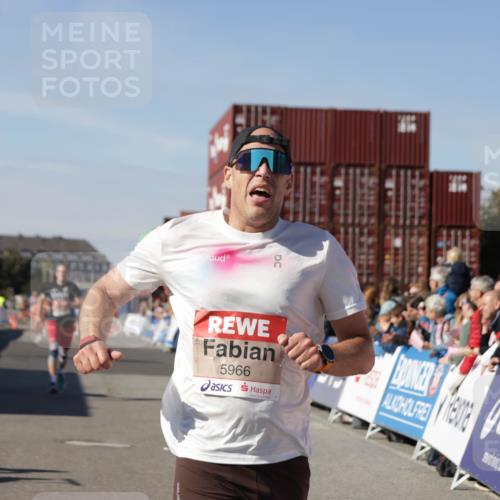 03.10.2025 - Köhlbrandbrückenlauf Jannik Wohlers http://msf.ph/oto/9097450 03.10.2025 12:55:59 Ziel 5966, 6480, 6778 meine-sportfotos.de