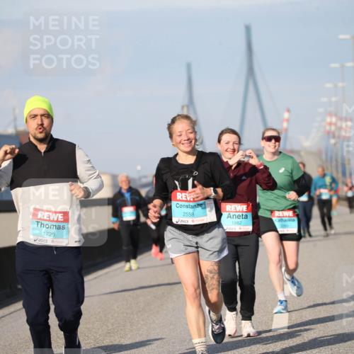 03.10.2025 - Köhlbrandbrückenlauf Jannik Wohlers http://msf.ph/oto/9097458 03.10.2025 10:16:05 Position 3 1729, 2558, 1982 meine-sportfotos.de