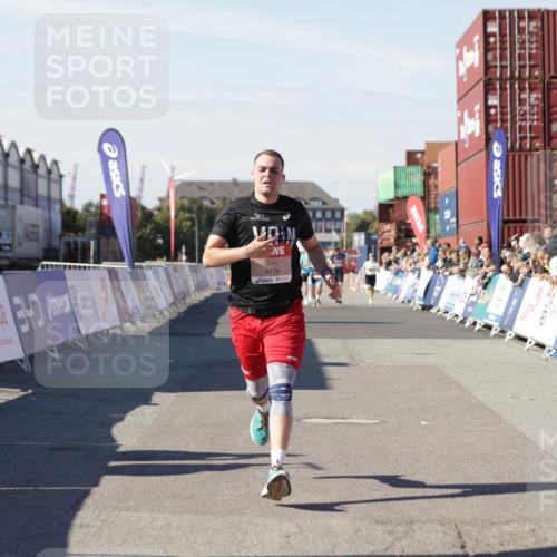 03.10.2025 - Köhlbrandbrückenlauf Jannik Wohlers http://msf.ph/oto/9097459 03.10.2025 12:56:02 Ziel 5966, 6778 meine-sportfotos.de