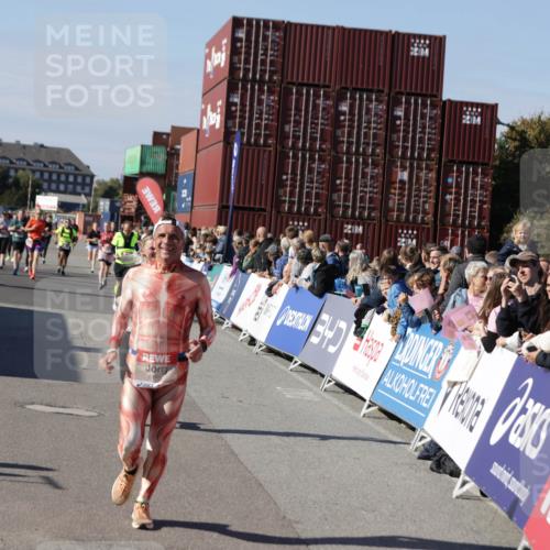 03.10.2025 - Köhlbrandbrückenlauf Jannik Wohlers http://msf.ph/oto/9097464 03.10.2025 13:22:24 Ziel 4239, 5072, 5235, 5272, 5400, 5401, 5720, 5851, 5929, 6188, 6531 meine-sportfotos.de