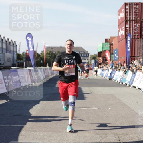 03.10.2025 - Köhlbrandbrückenlauf Jannik Wohlers http://msf.ph/oto/9097468 03.10.2025 12:56:02 Ziel 5966, 6778 meine-sportfotos.de