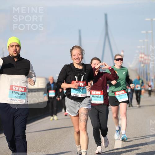 03.10.2025 - Köhlbrandbrückenlauf Jannik Wohlers http://msf.ph/oto/9097474 03.10.2025 10:16:06 Position 3 1729, 2558, 1982 meine-sportfotos.de