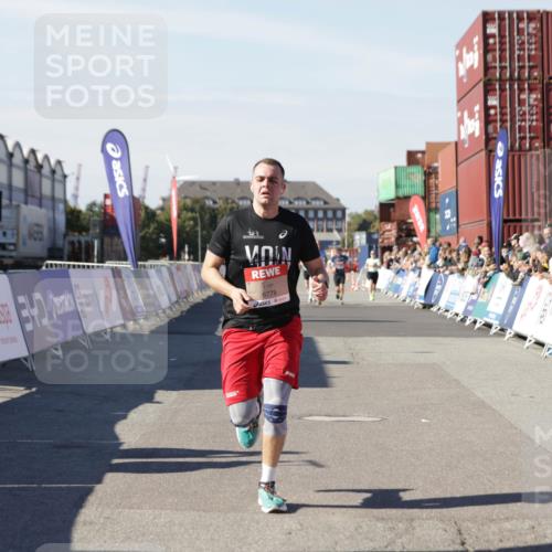 03.10.2025 - Köhlbrandbrückenlauf Jannik Wohlers http://msf.ph/oto/9097476 03.10.2025 12:56:02 Ziel 5966, 6778 meine-sportfotos.de