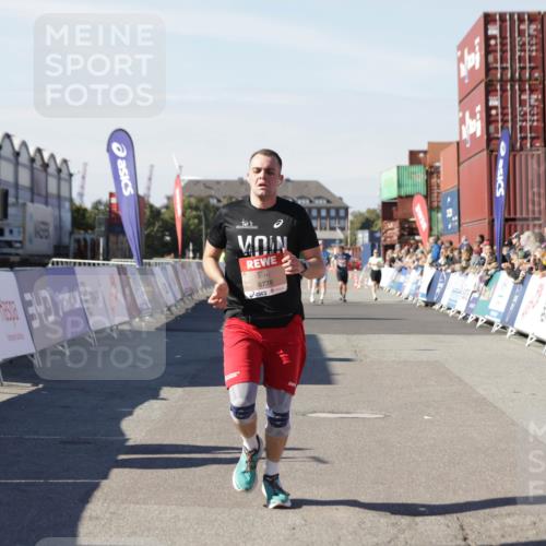 03.10.2025 - Köhlbrandbrückenlauf Jannik Wohlers http://msf.ph/oto/9097483 03.10.2025 12:56:02 Ziel 5966, 6778 meine-sportfotos.de