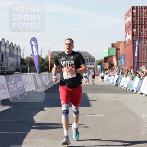 03.10.2025 - Köhlbrandbrückenlauf Jannik Wohlers http://msf.ph/oto/9097503 03.10.2025 12:56:02 Ziel 5966, 6778 meine-sportfotos.de