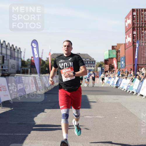 03.10.2025 - Köhlbrandbrückenlauf Jannik Wohlers http://msf.ph/oto/9097509 03.10.2025 12:56:02 Ziel 5966, 6778 meine-sportfotos.de