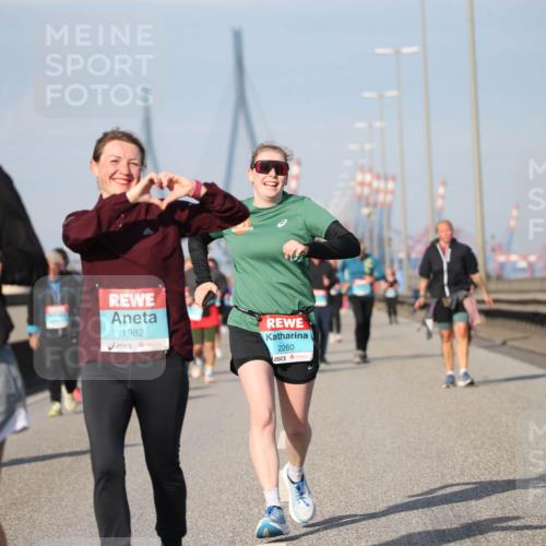 03.10.2025 - Köhlbrandbrückenlauf Jannik Wohlers http://msf.ph/oto/9097516 03.10.2025 10:16:07 Position 3 2554, 1982, 2260 meine-sportfotos.de