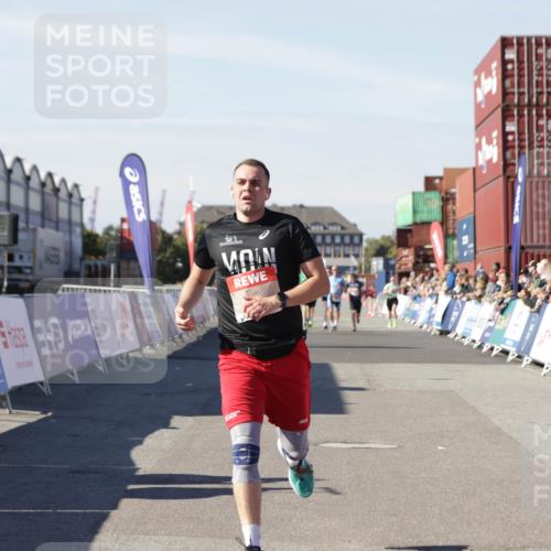 03.10.2025 - Köhlbrandbrückenlauf Jannik Wohlers http://msf.ph/oto/9097519 03.10.2025 12:56:02 Ziel 5966, 6778 meine-sportfotos.de