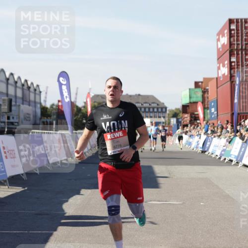 03.10.2025 - Köhlbrandbrückenlauf Jannik Wohlers http://msf.ph/oto/9097528 03.10.2025 12:56:02 Ziel 5966, 6778 meine-sportfotos.de