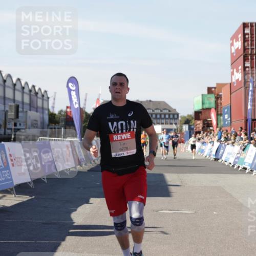 03.10.2025 - Köhlbrandbrückenlauf Jannik Wohlers http://msf.ph/oto/9097536 03.10.2025 12:56:02 Ziel 5966, 6778 meine-sportfotos.de