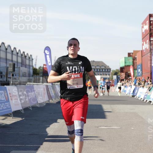 03.10.2025 - Köhlbrandbrückenlauf Jannik Wohlers http://msf.ph/oto/9097554 03.10.2025 12:56:03 Ziel 4041, 5966, 6778 meine-sportfotos.de