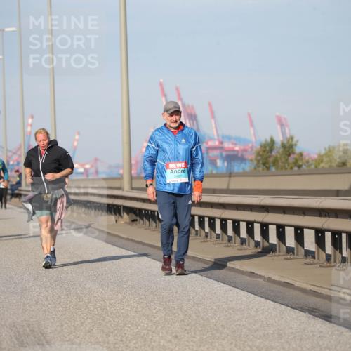 03.10.2025 - Köhlbrandbrückenlauf Jannik Wohlers http://msf.ph/oto/9097600 03.10.2025 10:16:11 Position 3 2487 meine-sportfotos.de