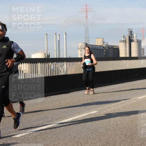 03.10.2025 - Köhlbrandbrückenlauf Lena Gebhardt http://msf.ph/oto/9097601 03.10.2025 10:10:16 Position 2  meine-sportfotos.de