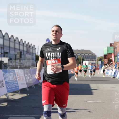 03.10.2025 - Köhlbrandbrückenlauf Jannik Wohlers http://msf.ph/oto/9097615 03.10.2025 12:56:03 Ziel 4041, 5966, 6778 meine-sportfotos.de