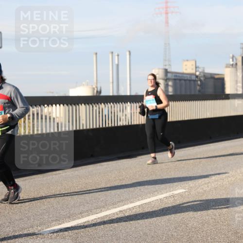 03.10.2025 - Köhlbrandbrückenlauf Lena Gebhardt http://msf.ph/oto/9097618 03.10.2025 10:10:16 Position 2  meine-sportfotos.de