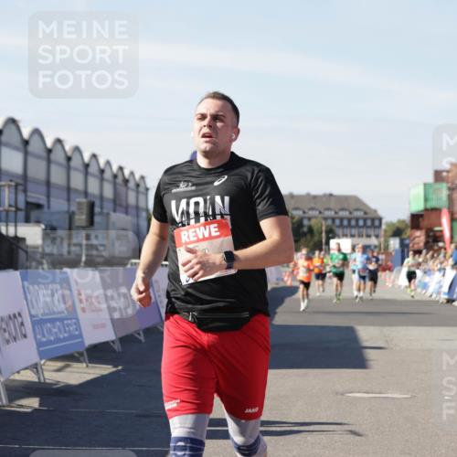03.10.2025 - Köhlbrandbrückenlauf Jannik Wohlers http://msf.ph/oto/9097625 03.10.2025 12:56:03 Ziel 4041, 5966, 6778 meine-sportfotos.de