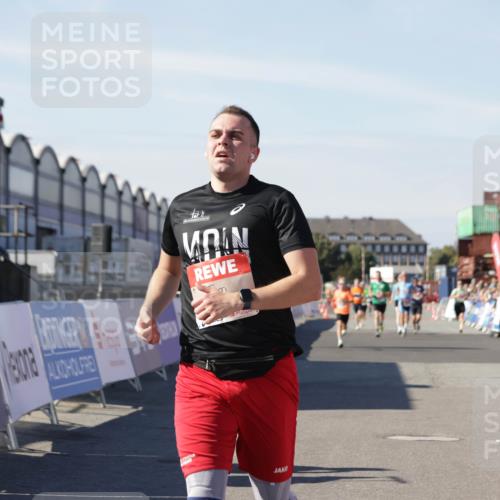 03.10.2025 - Köhlbrandbrückenlauf Jannik Wohlers http://msf.ph/oto/9097634 03.10.2025 12:56:03 Ziel 4041, 5966, 6778 meine-sportfotos.de