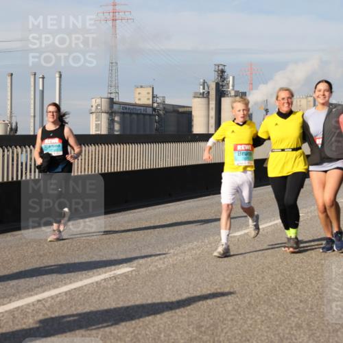 03.10.2025 - Köhlbrandbrückenlauf Lena Gebhardt http://msf.ph/oto/9097652 03.10.2025 10:10:17 Position 2  meine-sportfotos.de