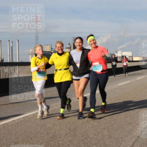03.10.2025 - Köhlbrandbrückenlauf Lena Gebhardt http://msf.ph/oto/9097704 03.10.2025 10:10:18 Position 2  meine-sportfotos.de