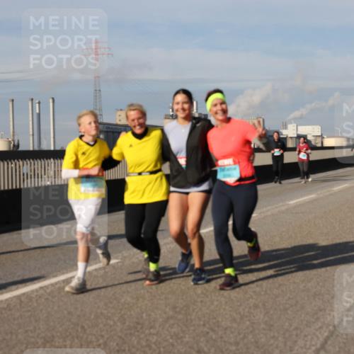 03.10.2025 - Köhlbrandbrückenlauf Lena Gebhardt http://msf.ph/oto/9097725 03.10.2025 10:10:18 Position 2  meine-sportfotos.de