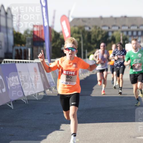 03.10.2025 - Köhlbrandbrückenlauf Jannik Wohlers http://msf.ph/oto/9097736 03.10.2025 12:56:08 Ziel 4041, 4114, 4123, 5966, 6206, 6489, 6495, 6778 meine-sportfotos.de