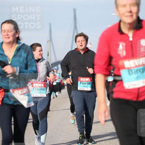 03.10.2025 - Köhlbrandbrückenlauf Jannik Wohlers http://msf.ph/oto/9097754 03.10.2025 10:16:23 Position 3 2014, 3442, 3437 meine-sportfotos.de
