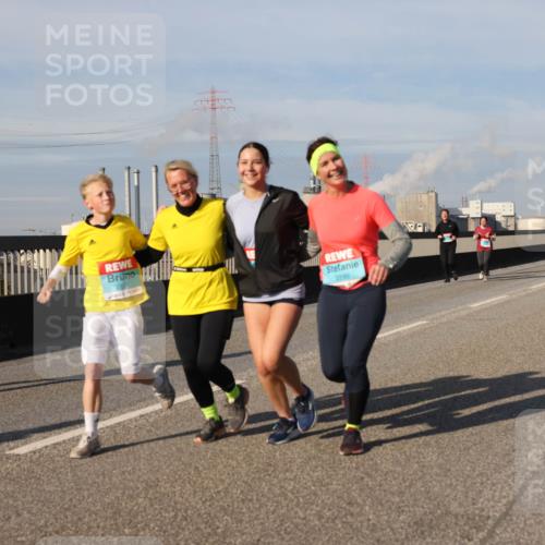 03.10.2025 - Köhlbrandbrückenlauf Lena Gebhardt http://msf.ph/oto/9097762 03.10.2025 10:10:18 Position 2  meine-sportfotos.de