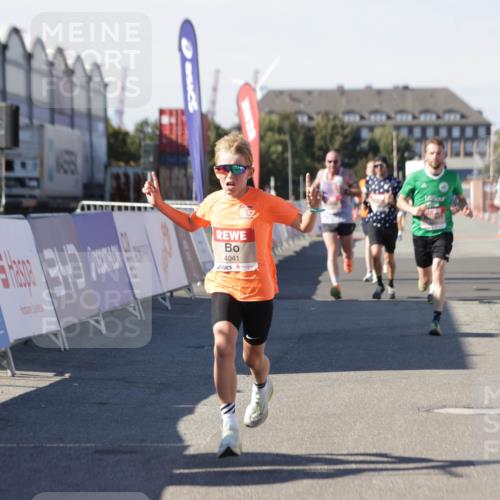 03.10.2025 - Köhlbrandbrückenlauf Jannik Wohlers http://msf.ph/oto/9097769 03.10.2025 12:56:09 Ziel 4041, 4114, 4123, 6206, 6489, 6495, 6778 meine-sportfotos.de