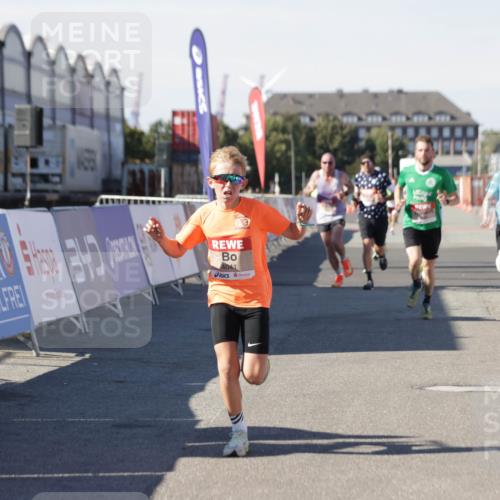 03.10.2025 - Köhlbrandbrückenlauf Jannik Wohlers http://msf.ph/oto/9097793 03.10.2025 12:56:09 Ziel 4041, 4114, 4123, 6206, 6489, 6495, 6778 meine-sportfotos.de