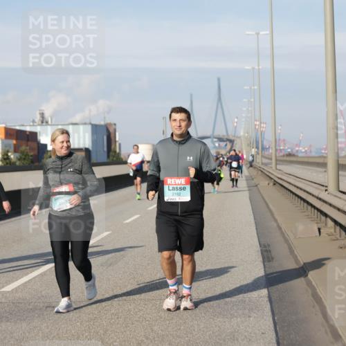 03.10.2025 - Köhlbrandbrückenlauf Jannik Wohlers http://msf.ph/oto/9097799 03.10.2025 10:18:41 Position 3 2548, 2182 meine-sportfotos.de