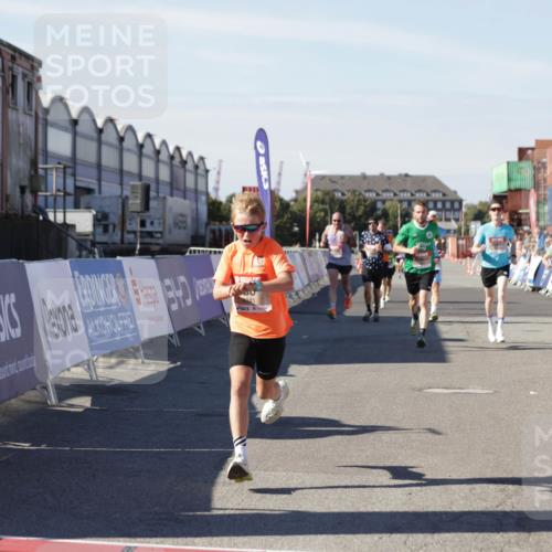 03.10.2025 - Köhlbrandbrückenlauf Jannik Wohlers http://msf.ph/oto/9097861 03.10.2025 12:56:09 Ziel 4041, 4114, 4123, 6206, 6489, 6495, 6778 meine-sportfotos.de