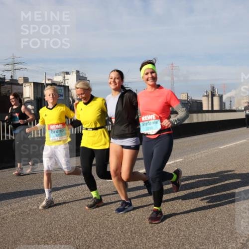 03.10.2025 - Köhlbrandbrückenlauf Lena Gebhardt http://msf.ph/oto/9097878 03.10.2025 10:10:19 Position 2 2871, 2299 meine-sportfotos.de