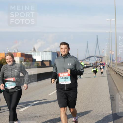 03.10.2025 - Köhlbrandbrückenlauf Jannik Wohlers http://msf.ph/oto/9097892 03.10.2025 10:18:42 Position 3 2548, 2182 meine-sportfotos.de
