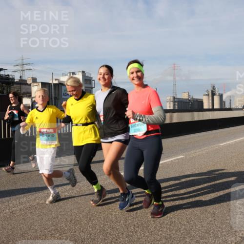 03.10.2025 - Köhlbrandbrückenlauf Lena Gebhardt http://msf.ph/oto/9097901 03.10.2025 10:10:19 Position 2 2299 meine-sportfotos.de