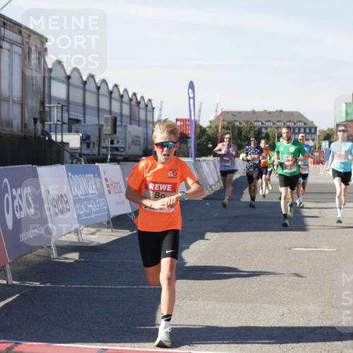03.10.2025 - Köhlbrandbrückenlauf Jannik Wohlers http://msf.ph/oto/9097912 03.10.2025 12:56:10 Ziel 4041, 4050, 4078, 4114, 4123, 5957, 6206, 6489, 6495, 6778 meine-sportfotos.de