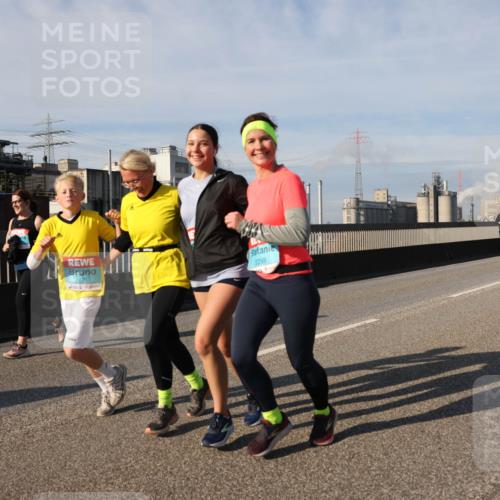 03.10.2025 - Köhlbrandbrückenlauf Lena Gebhardt http://msf.ph/oto/9097914 03.10.2025 10:10:19 Position 2  meine-sportfotos.de