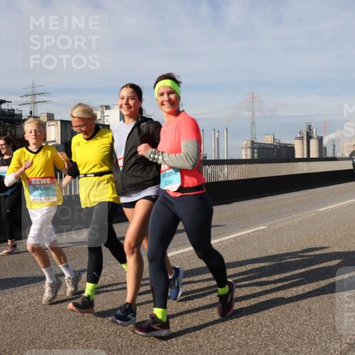 03.10.2025 - Köhlbrandbrückenlauf Lena Gebhardt http://msf.ph/oto/9097931 03.10.2025 10:10:19 Position 2 2871, 2299 meine-sportfotos.de