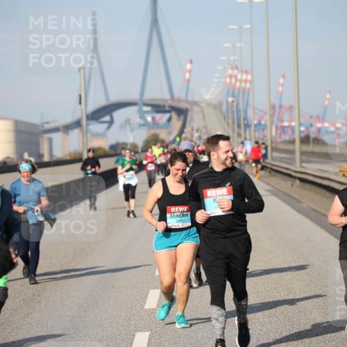 03.10.2025 - Köhlbrandbrückenlauf Jannik Wohlers http://msf.ph/oto/9097935 03.10.2025 10:16:42 Position 3 2261, 2595, 2434 meine-sportfotos.de