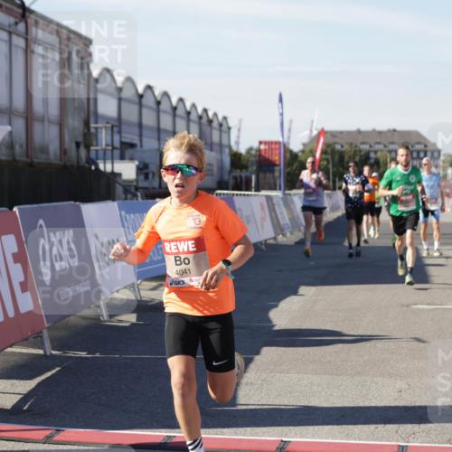 03.10.2025 - Köhlbrandbrückenlauf Jannik Wohlers http://msf.ph/oto/9097960 03.10.2025 12:56:10 Ziel 4041, 4050, 4078, 4114, 4123, 5957, 6206, 6489, 6495, 6778 meine-sportfotos.de