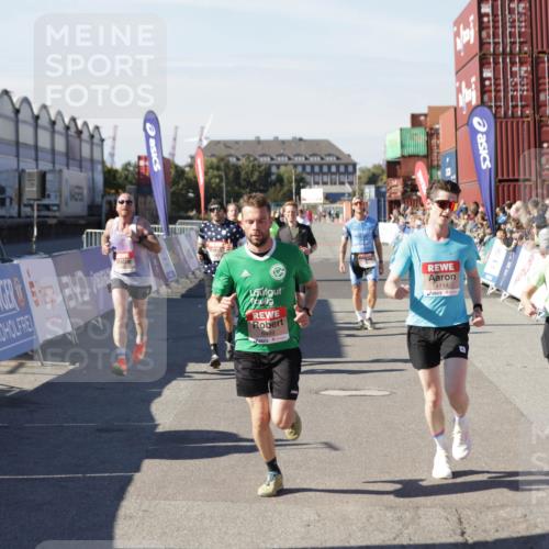 03.10.2025 - Köhlbrandbrückenlauf Jannik Wohlers http://msf.ph/oto/9097977 03.10.2025 12:56:12 Ziel 4041, 4050, 4078, 4114, 4123, 5957, 6206, 6489, 6495, 6778 meine-sportfotos.de