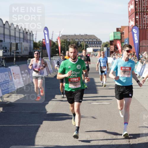 03.10.2025 - Köhlbrandbrückenlauf Jannik Wohlers http://msf.ph/oto/9098000 03.10.2025 12:56:12 Ziel 4041, 4050, 4078, 4114, 4123, 5957, 6206, 6489, 6495, 6778 meine-sportfotos.de