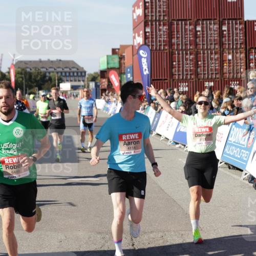 03.10.2025 - Köhlbrandbrückenlauf Jannik Wohlers http://msf.ph/oto/9098034 03.10.2025 12:56:13 Ziel 4041, 4050, 4078, 4114, 4123, 5957, 6206, 6489, 6495 meine-sportfotos.de