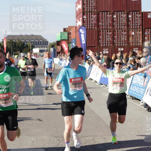 03.10.2025 - Köhlbrandbrückenlauf Jannik Wohlers http://msf.ph/oto/9098044 03.10.2025 12:56:13 Ziel 4041, 4050, 4078, 4114, 4123, 5957, 6206, 6489, 6495 meine-sportfotos.de