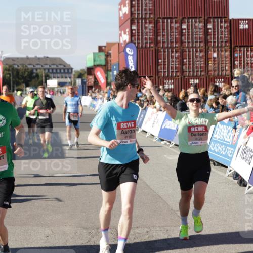 03.10.2025 - Köhlbrandbrückenlauf Jannik Wohlers http://msf.ph/oto/9098059 03.10.2025 12:56:13 Ziel 4041, 4050, 4078, 4114, 4123, 5957, 6206, 6489, 6495 meine-sportfotos.de