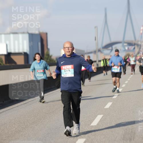 03.10.2025 - Köhlbrandbrückenlauf Jannik Wohlers http://msf.ph/oto/9098085 03.10.2025 10:19:23 Position 3 3517 meine-sportfotos.de